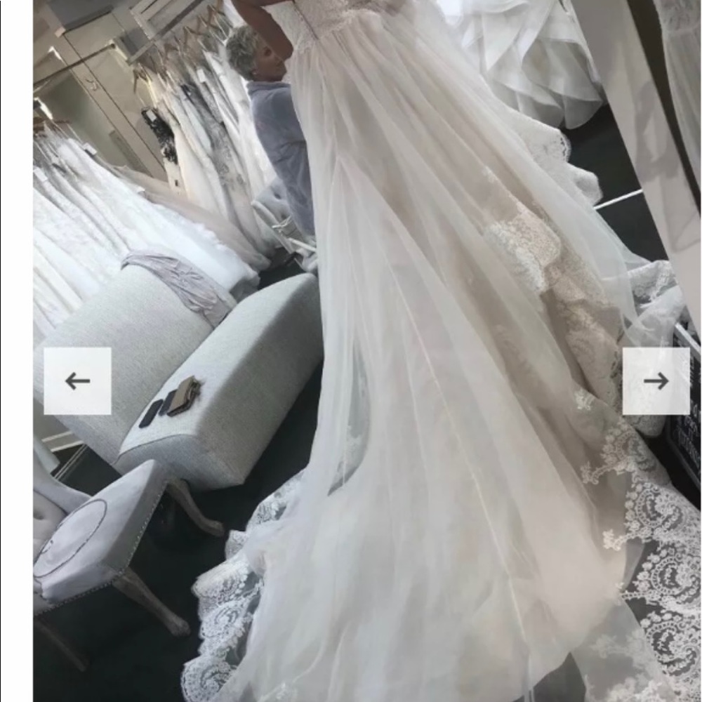 Justin Alexander Signature Sweetheart Gown
cathedral length veil. - Picture 5 of 7